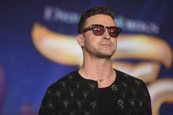 El cantante Justin Timberlake pasó un bochornoso momento por un mal manejo del arnés que dejó expuestas sus partes íntimas