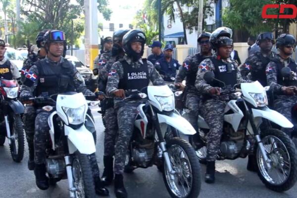 Miembros de la Policía Nacional listos para reforzar la seguridad en estas festividades navideñas. 