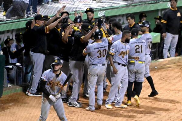 Las Águilas celebran el cuadrángular de Andretty Cordero fretne a las Estrellas, este jueves 19 de diciembre en San Pedro de Macorís
