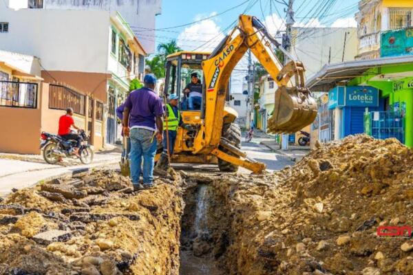 El funcionario resaltó que el equipo técnico de la CAASD trabajó durante varias horas para llevar a cabo la reparación. Foto: Fuente externa 