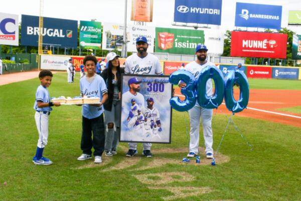 Los Tigres del Licey reconocieron a César Valdez por llegar a 300 ponches en Lidom