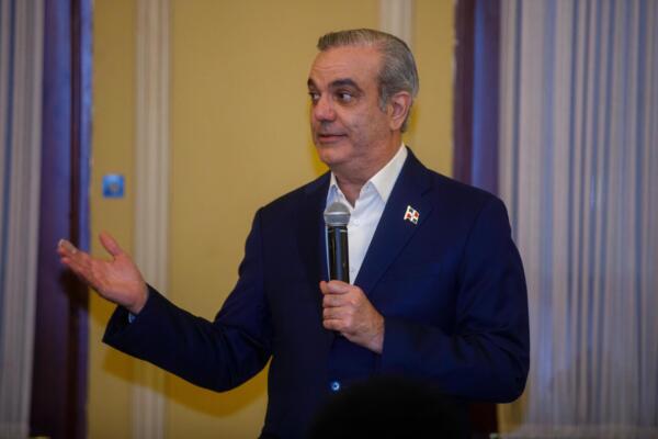  En un gesto de reconocimiento y gratitud, el Presidente Luis Abinader se trasladó.