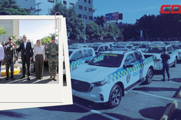 Presidente Luis Abinader haciendo entrega al director de la Policía Nacional.