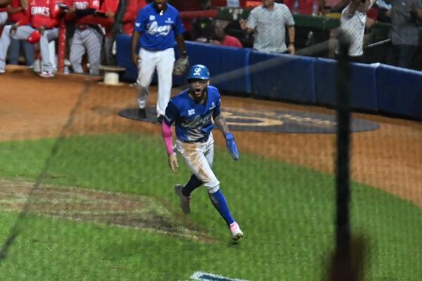 Luis Barrera anota la octava carrera del Licey, que terminó siendo la del gane frente al Escogido en los resultados de la pelota invernal de este martes 03 de diciembre del 2024