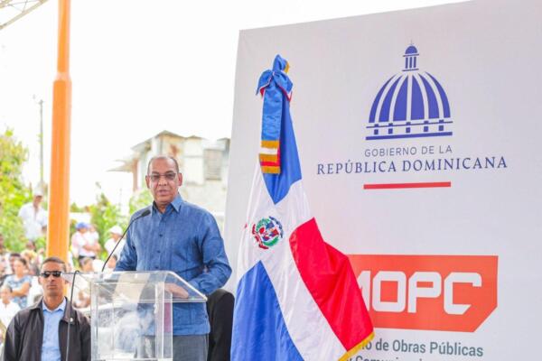 Ministro de Obras Públicas y Comunicaciones, Deligne Ascención. 