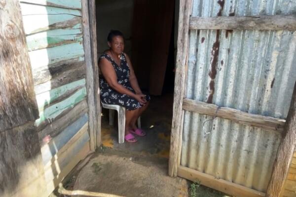 Marina del Villar, una mujer de aproximadamente 60 años que vive sola y enfrenta graves problemas de salud. Su situación es desesperante, ya que reside en una casucha construida con materiales precarios como tabla de palma y zinc