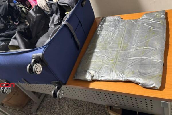 Tres extranjeros que viajarían en un mismo vuelo a Francia, París, fueron detenidos en el Aeropuerto Internacional de las Américas. (foto, fuente externa)