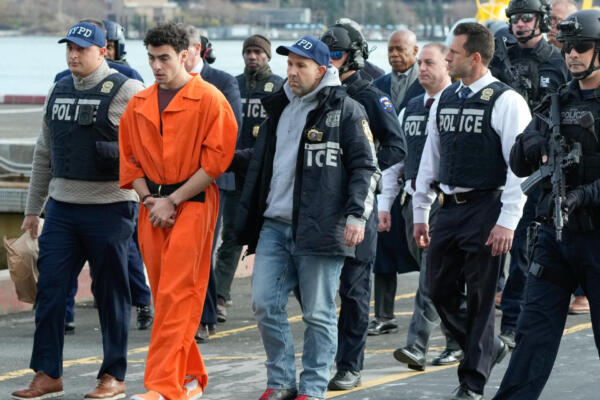 Fotografía cedida por la Alcaldía de Nueva York de Luigi Mangione, siendo trasladado por agentes de policía.
EFE/ Michael Appleton