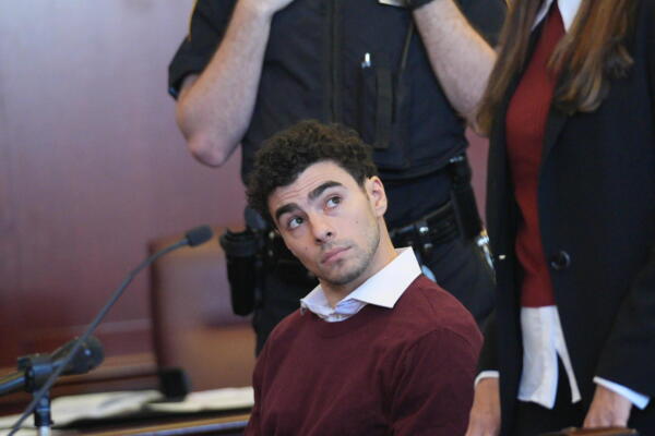 Luigi Mangione se presenta a una audiencia en el Tribunal Supremo del Estado de Nueva York. 
EFE/CURTIS MEANS