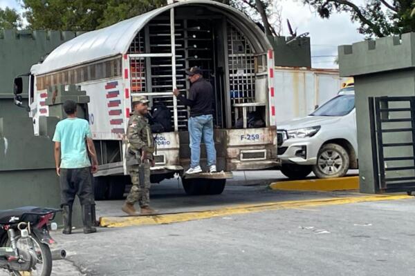 La Dirección General de Migración (DGM) apresó cientos de haitianos en la provincia María Trinidad Sánchez, incluyendo algunos niños.