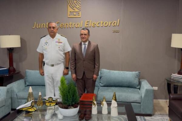vicealmirante Luis Rafael Lee Ballester, director general de Migración, y el magistrado Román Andrés Jáquez Liranzo, presidente de la Junta Central Electoral (JCE)