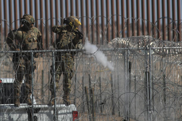 Elementos de la Guardia Nacional de Texas, dispararon bolas de pimienta para dispersar a migrantes, ciudad Juárez, (México). EFE/Luis Torres