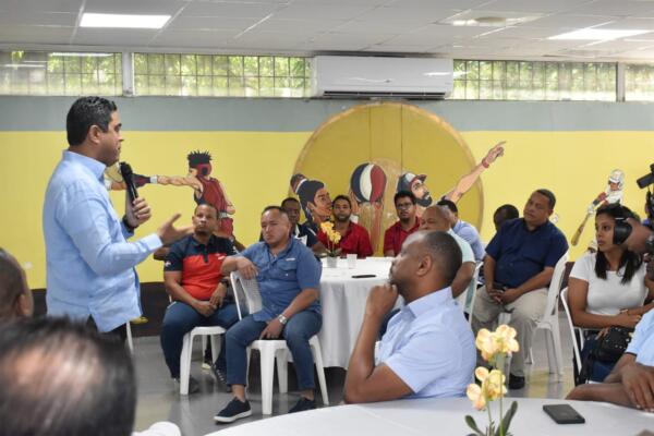 Ministro de Deportes entrega bonificación navideña a entrenadores de alto rendimiento