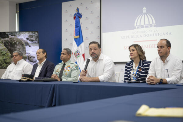 Paíno Henríquez y su equipo, durante un encuentro sostenido con periodistas en ocasión de las fiestas decembrinas.