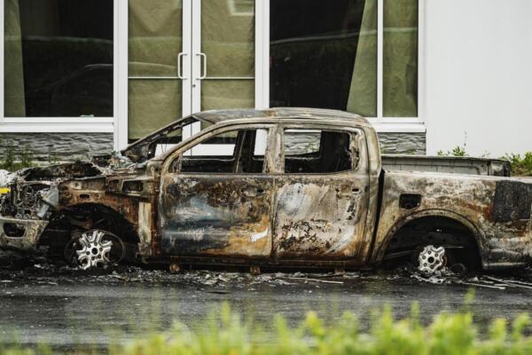 Mujer mata a tiros a su esposo, quema su camioneta 