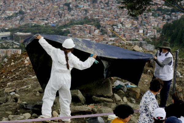 Integrantes de la Unidad de Búsqueda de Personas dadas por Desaparecidas (UBPD), en una intervención forense en 'La Escombrera', en Medellín. 
EFE/STR