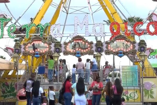 Ciudadanos disfrutan de la Navidad junto a su familia en parques de dirversión.