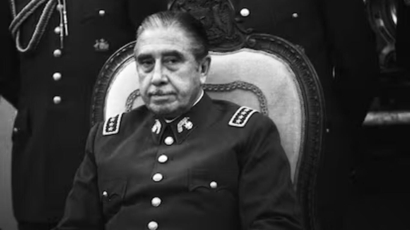 Augusto Pinochet fue un militar y dictador chileno que gobernó desde 1973 hasta 1990. Murió el 10 de diciembre de 2006, un día como hoy.