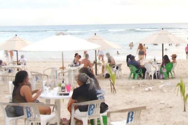 Ciudadanos disfrutan de la Navidad en la playa.