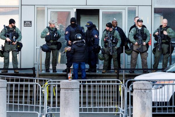 Policías federales vigilando el Centro Metropolitano de Detención, en Brooklyn. EFE/ Justin Lane