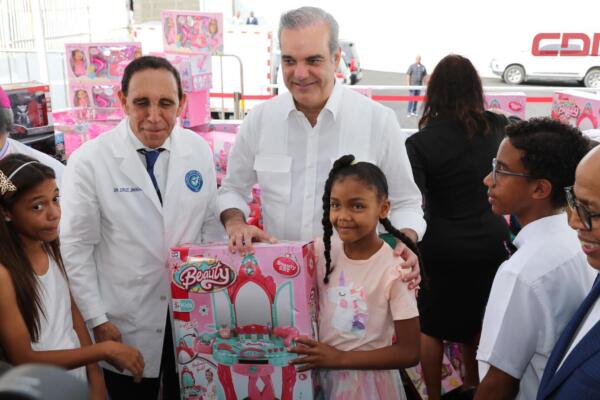 Luis Abinader volvió a unirse a las celebraciones navideñas este sábado, participando por segundo año consecutivo en el aguinaldo organizado por la Fundación Antonio Cruz Jiminián.