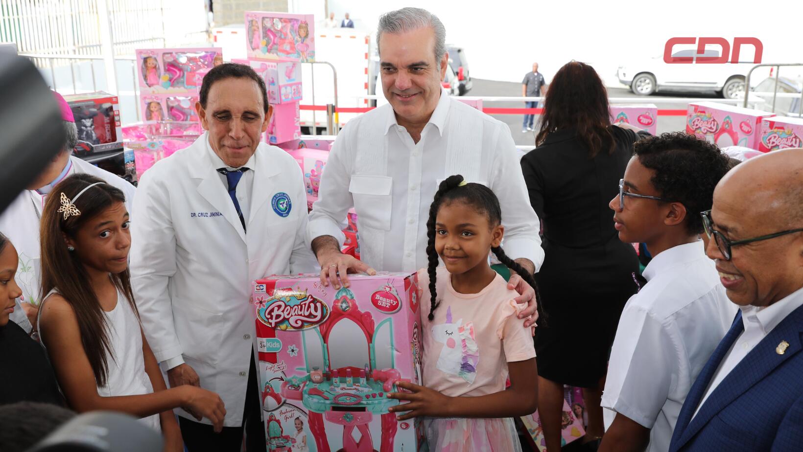 Presidente Abinader asiste al aguinaldo navideño de la Fundación Cruz Jiminián