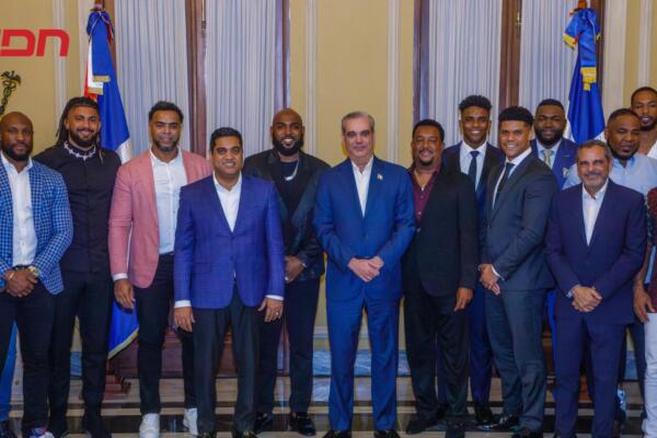 Presidente Luis Abinader junto a destacados peloteros y expeloteros dominicanos de Grandes Ligas.