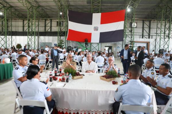 Presidente Abinader sostiene almuerzo con miembros de la Armada y la Fuerza Aérea