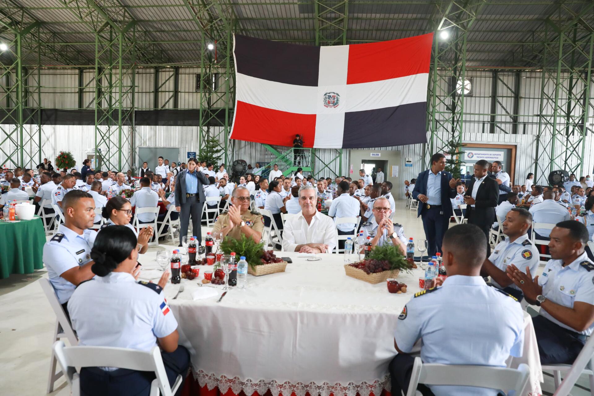 Presidente Abinader sostiene almuerzo con miembros de la Armada y la Fuerza Aérea