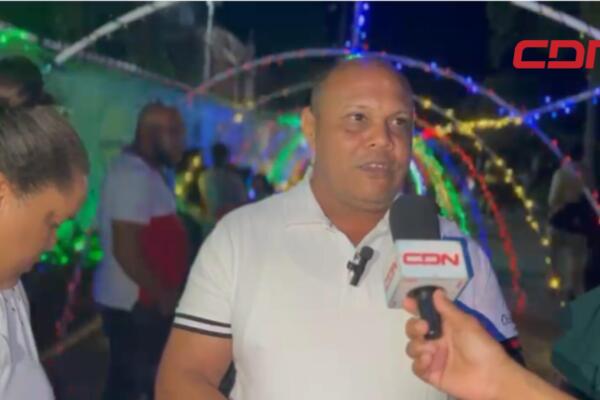 Las luces de Navidad convirtieron el parque en un mágico y luciente escenario apropósito del asueto.