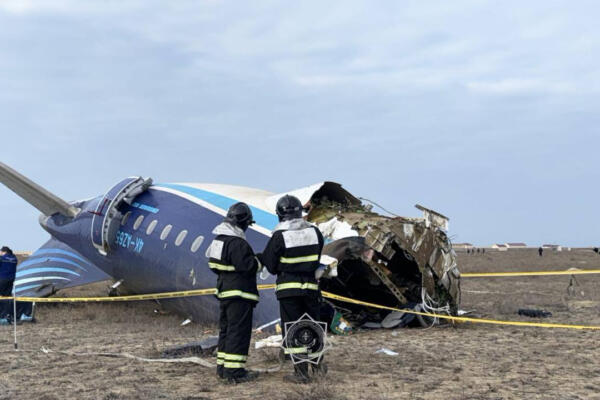 Miembros de los servicios de emergencias trabajan en el rescate de pasajeros del avión que se estrelló en Kazajistán. 
EFE/ Emergencias de Kazajistán