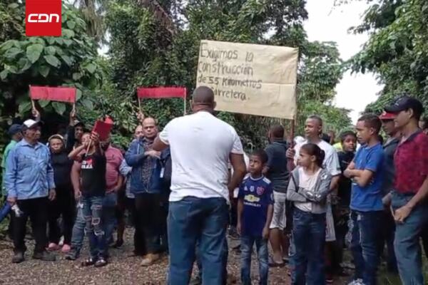 Comunitarios de El Hoyaso protestaron en reclamo de la construcción de la carretera que conecta al lejano distrito con las demás comunidades.