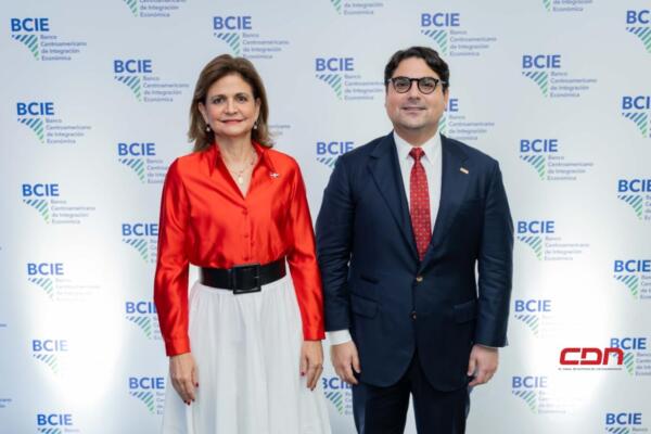 Raquel Peña junto al director del BCIE Hostos Rizik. (foto, fuente externa)