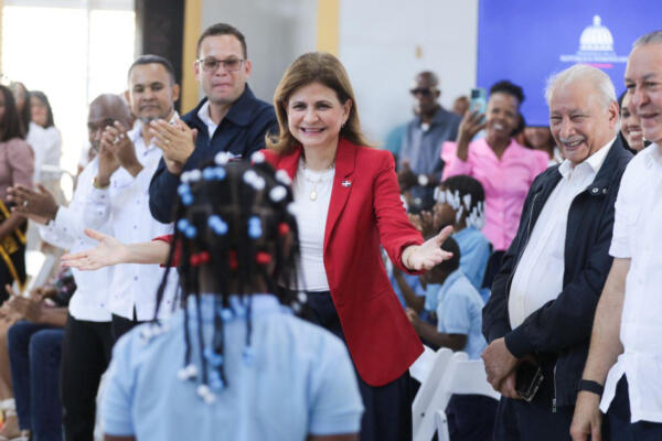  Raquel Peña, inauguró un nuevo destacamento en Santo Domingo Este y una escuela básica en San Pedro de Macorís