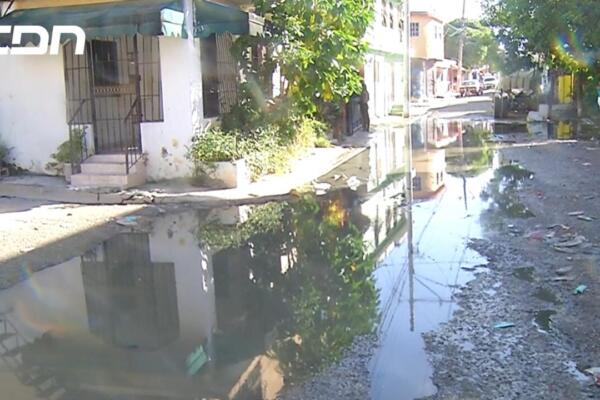 Los residentes en la comunidad de Los Frailes II aseguraron sentirse “cansados” de denunciar mal estado de sus calles. Foto: CDN Digital