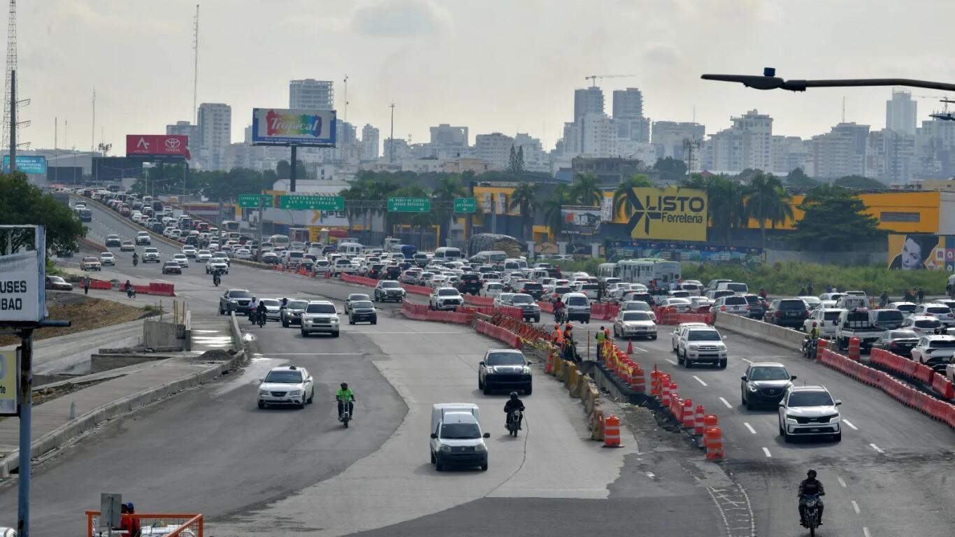 El Intrant informó que debido a la colocación de drenajes en el kilómetro 9 de la autopista Duarte, el tránsito ‘‘se tornará lento.’’