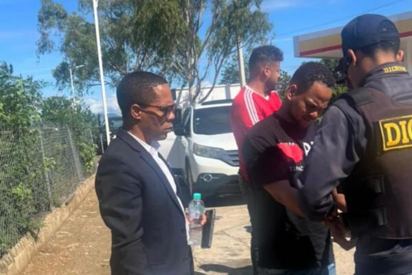 Dos hombres que resultaban activamente buscados por la Policía Nacional por asesinar un teniente en Barahona se entregaron.