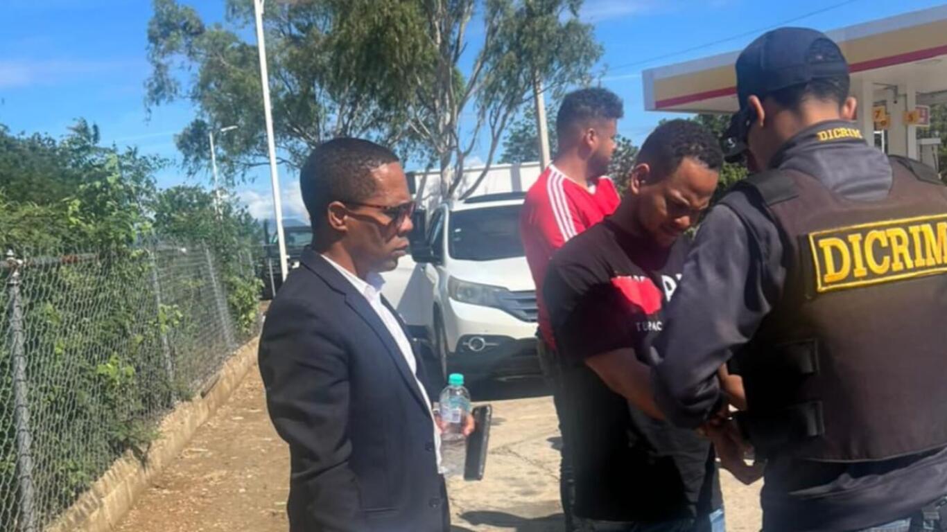 Dos hombres que resultaban activamente buscados por la Policía Nacional por asesinar un teniente en Barahona se entregaron.