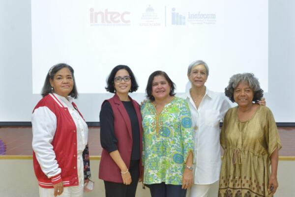 Mujeres en representación en un seminario que se realizó en Santo Domingo.