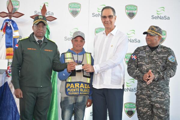 En Los Alcarrizos, la Digesett y  Senasa entregaron cascos protectores y seguros de salud a decenas de motoristas, como parte del programa 