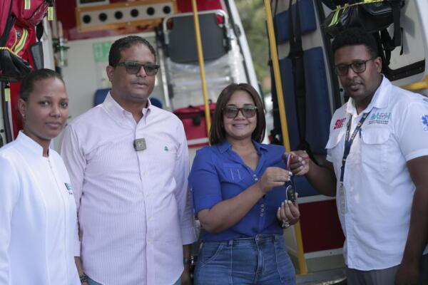 Servicios de Atención a Emergencias entrega nueva ambulancia en Elías Piña