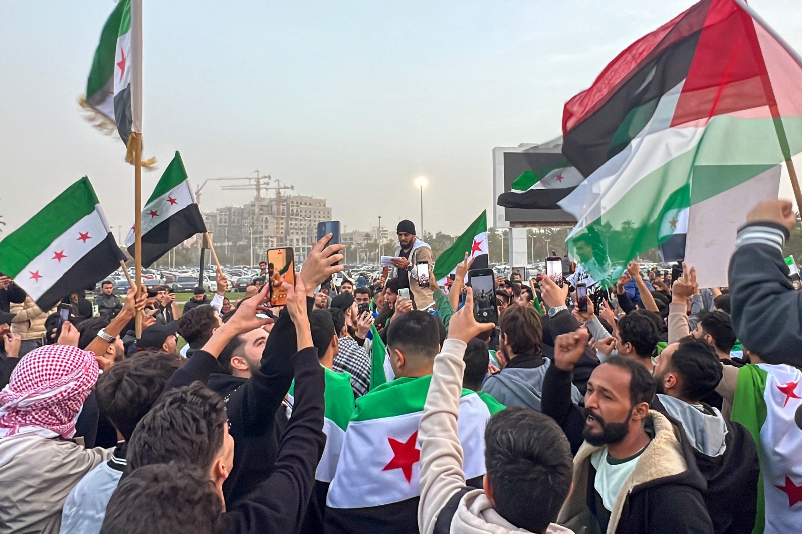 Sirios celebran caída de Bashar al Asad que se refugió en Rusia