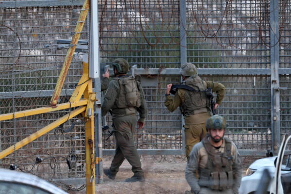 Soldados israelíes cerca de la aldea drusa de Majdal Shams, en los Altos del Golán anexados por Israel. 
EFE/ATEF SAFADI
