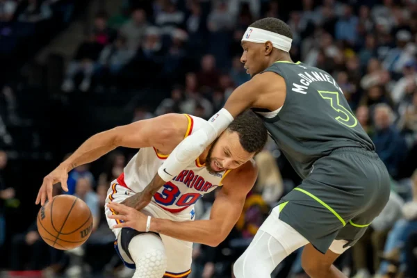 Stephen Curry al ataque por Golden State ante la defensa de Minnesota