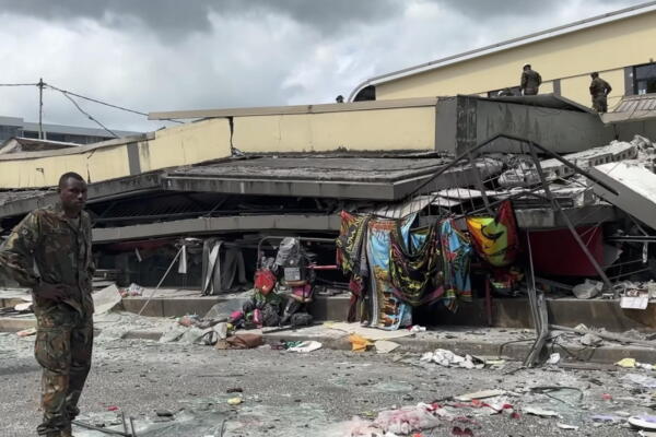 Soldado de pie junto a un edificio derrumbado después de un terremoto en Port Vila, Vanuatu.
EFE/EPA/MICHAEL THOMSON 