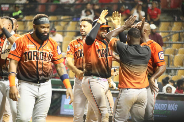 Toros del Este celebran victoria frene a los Leones del Escogido