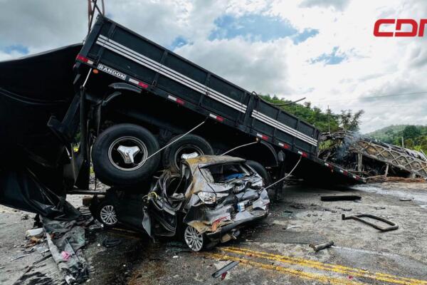 El siniestro involucró un autobús, un camión y otro vehículo en la carretera BR-116, en el municipio de Teófilo Otoni