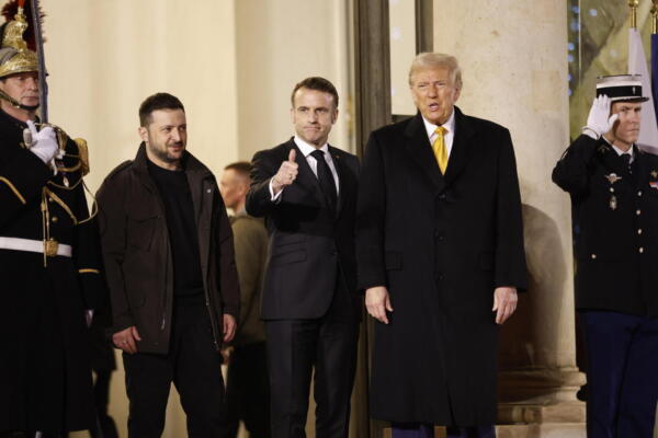 El presidente francés, Emmanuel Macron; el presidente electo de Estados Unidos, Donald Trump, y el presidente ucraniano, Volodímir Zelenski abandonan el Eliseo para dirigirse a la reapertura de la catedral de Notre Dame. TEFE/MOHAMMED BADRA