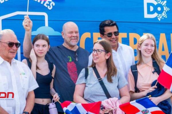 Bruce Pirt, el visitante número 11 millones, llegó junto a su familia en el vuelo 830 de Air Transat desde Ottawa, Canadá. (foto, fuente externa)
