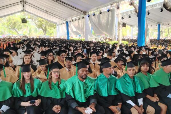 UASD entrega títulos a 2,432 nuevos profesionales en grado y postgrado. (foto, fuente externa)